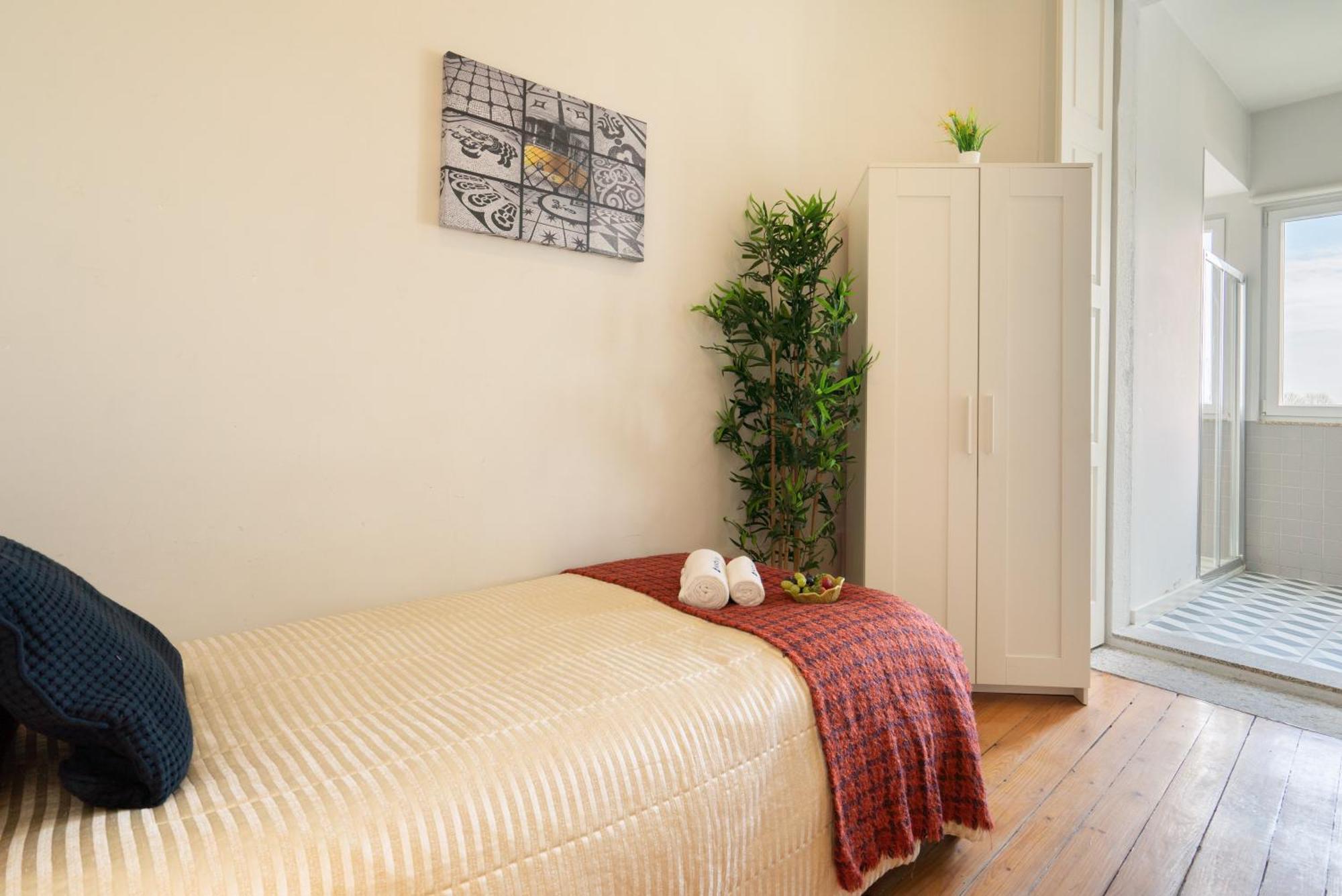 Host Wise - Sweet Bright Flats - City Center بورتو الغرفة الصورة